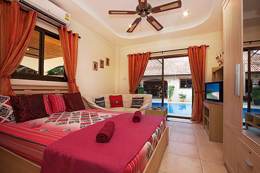 Bedroom with TV Villa Oditi in Phuket