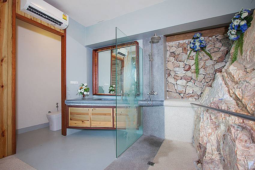 Bathroom with shower Hin Villa in Koh Samui 