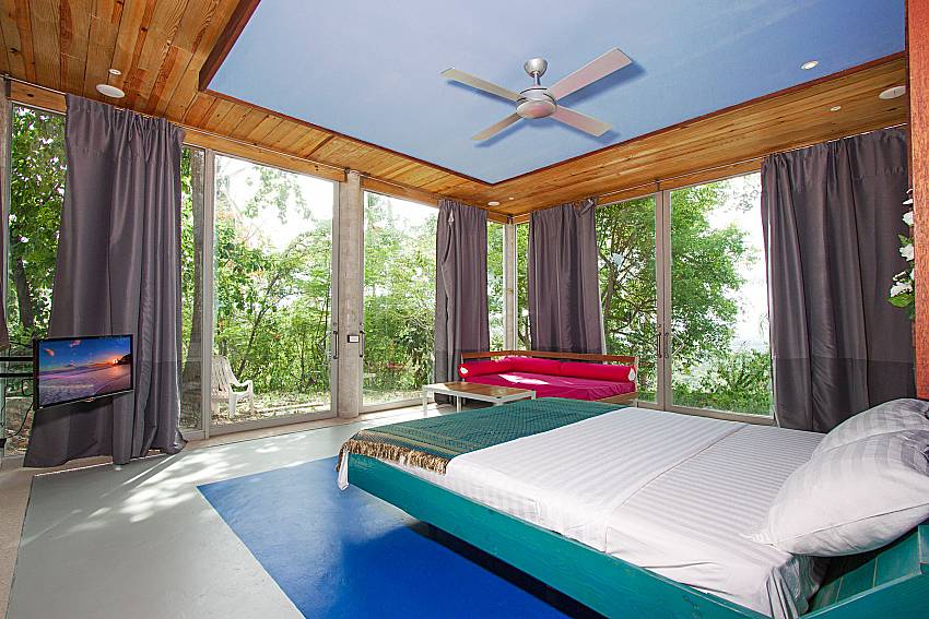 Bedroom with TV Hin Villa in Koh Samui 