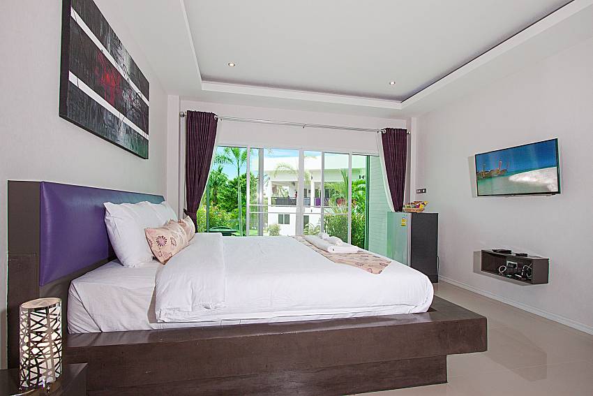 Bedroom with TV  Lannister Villa Resort in Bangsaray Pattaya