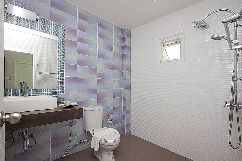 Bathroom with shower Lannister Villa Resort in Bangsaray Pattaya