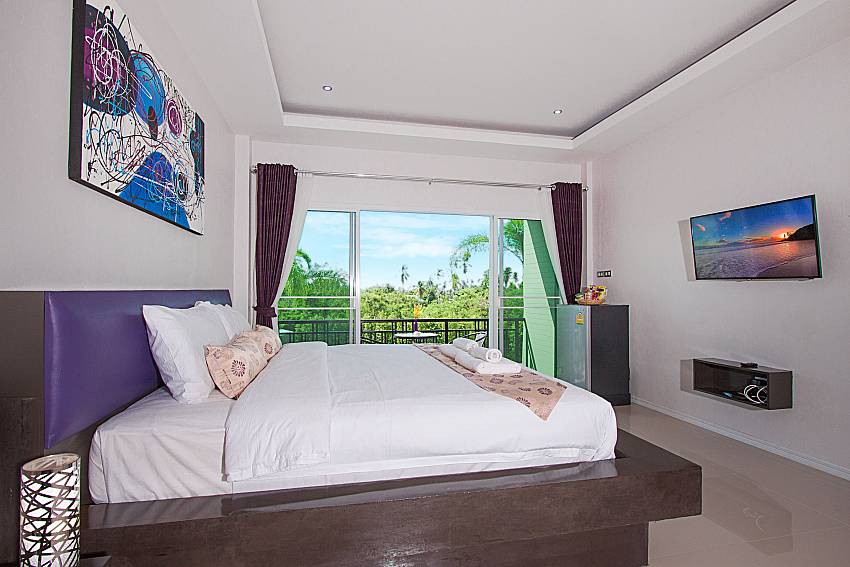 Bedroom with TV  Lannister Villa Resort in Bangsaray Pattaya