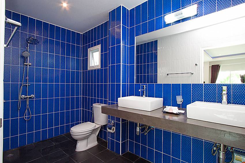 Bathroom with shower Lannister Villa Resort in Bangsaray Pattaya