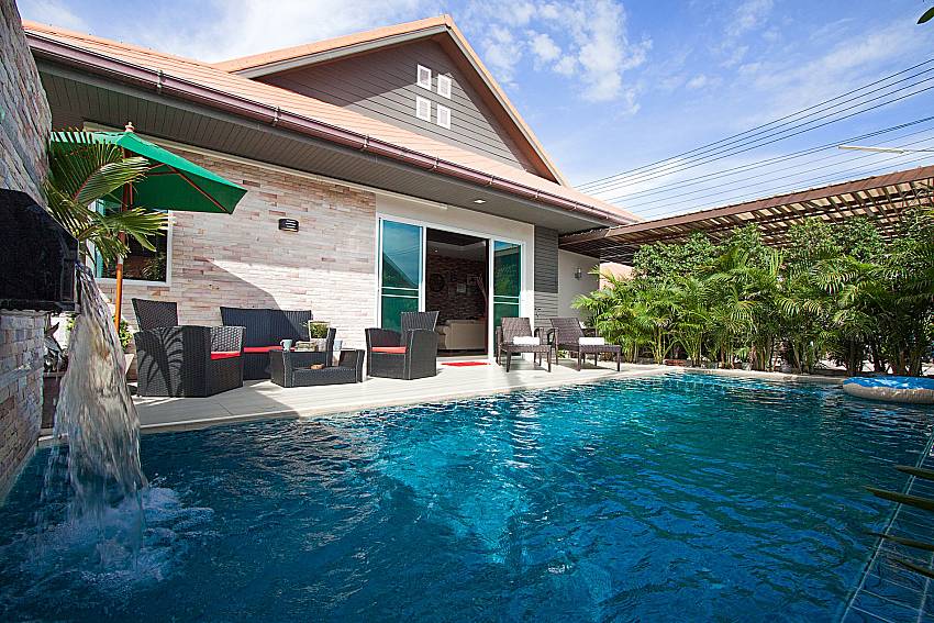 Swimming pool and property Casterly Villa in Jomtien Pattaya