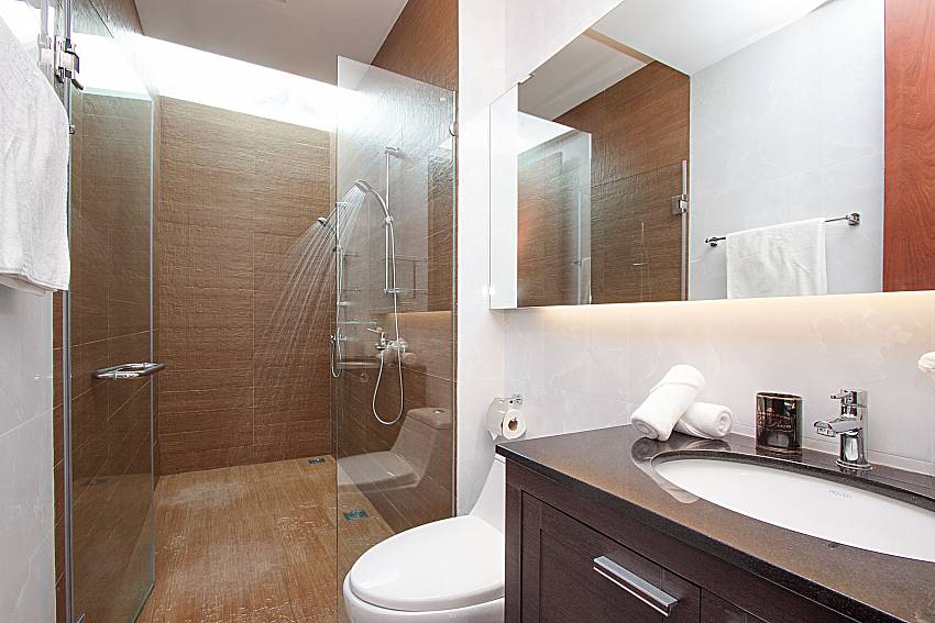 Bathroom with shower Casterly Villa in Jomtien Pattaya
