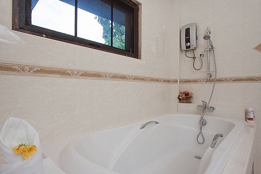 Bathroom with shower Lanna Karuehaad Villa B in Chiang Mai