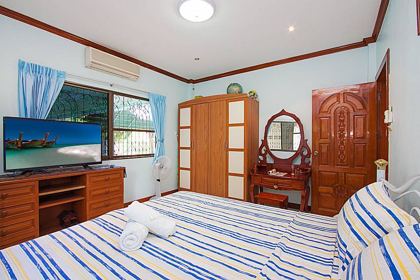 Bedroom with TV Baan Janpen in Pattaya