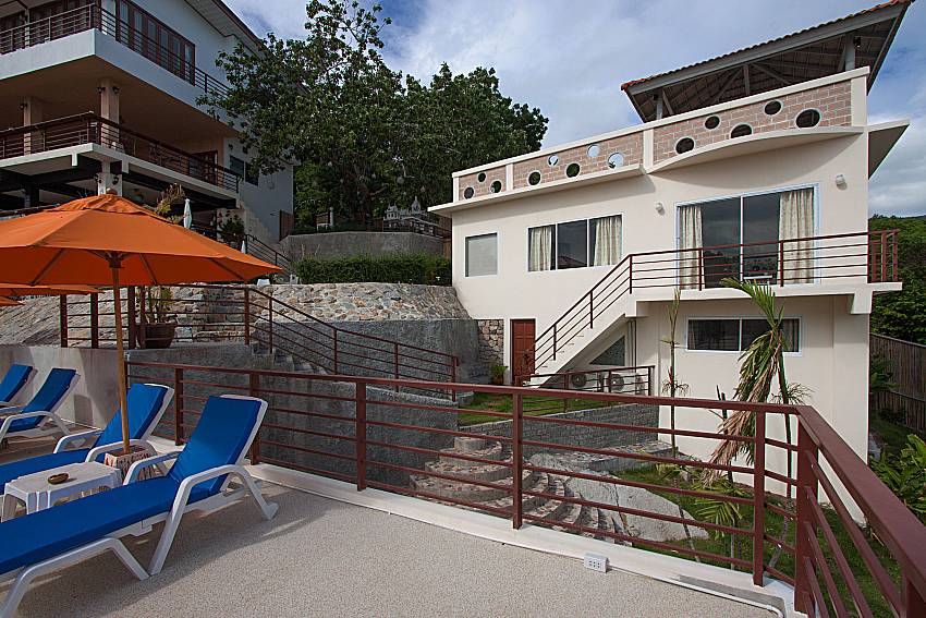 Balcony with sun bed Villa Mak Di 201 in Samui