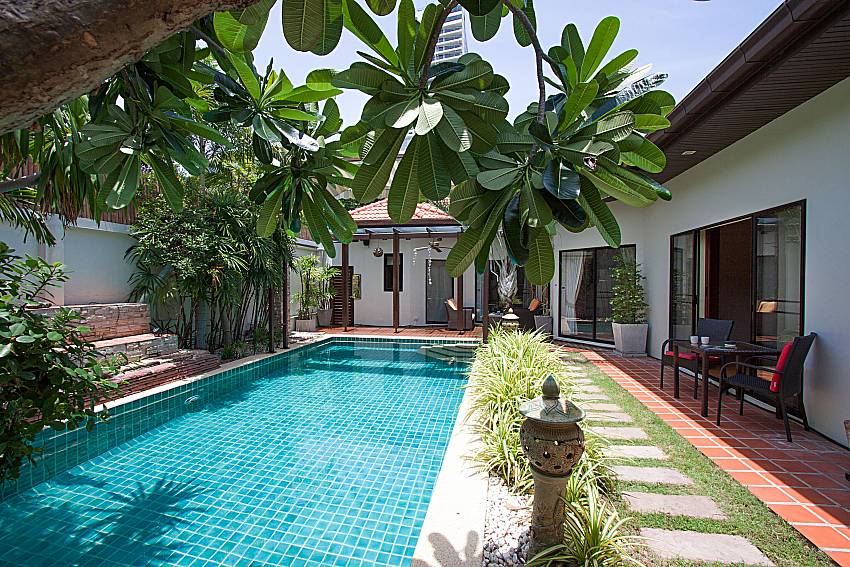 Swimming pool and property Villa Majestic 67 in Pratumnak Pattaya