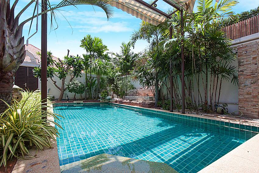 Swimming pool Villa Majestic 67 in Pratumnak Pattaya