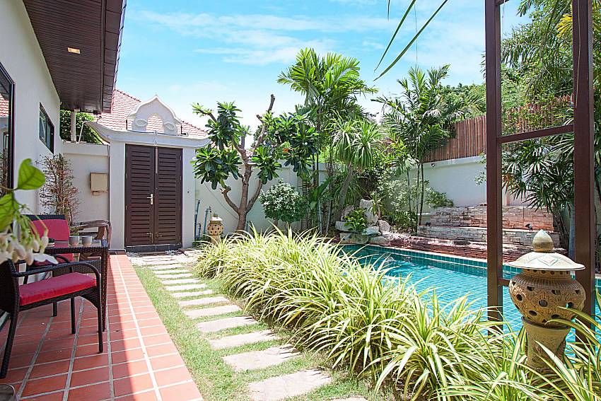Seat near swimming pool Villa Majestic 67 in Pratumnak Pattaya