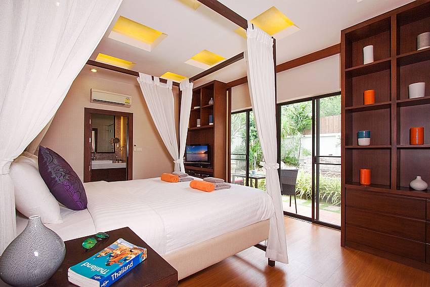 Bedroom with TV Villa Majestic 67 in Pratumnak Pattaya