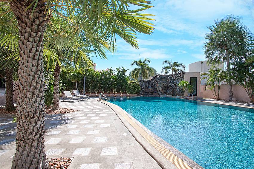 Swimming pool Camelot Villa in East Pattaya