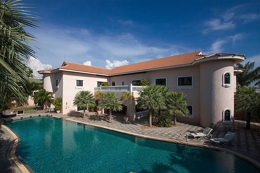 Swimming pool and property Camelot Villa in East Pattaya