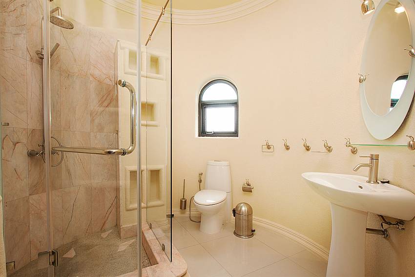 Bathroom with shower Camelot Villa in East Pattaya