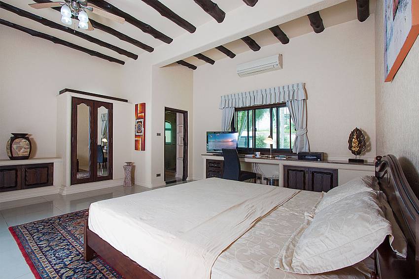 Bedroom with TV Camelot Villa in East Pattaya
