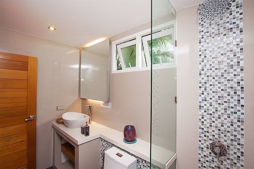 Bathroom with shower Villa Janani 301 in Samui