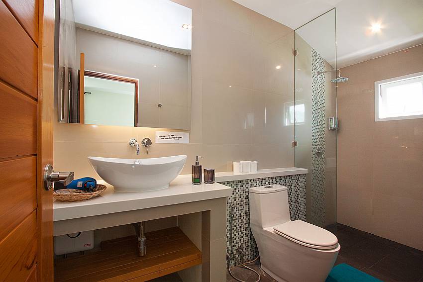 Bathroom with shower Villa Janani 302 in Samui
