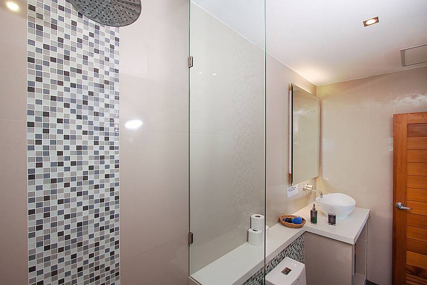 Bathroom with shower Villa Janani 304 in Samui