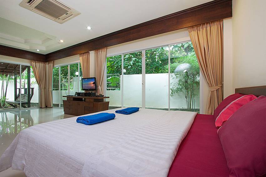 Bedroom with TV Villa Aruma in Phuket