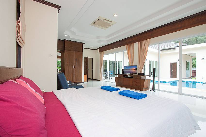 Bedroom with TV Villa Aruma in Phuket