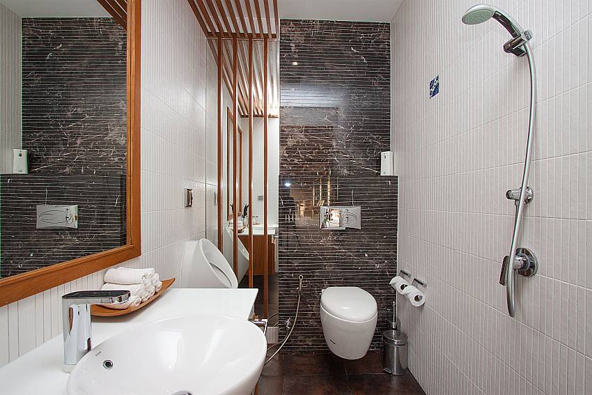 Bathroom with shower Villa Qualitas in Hua Hin