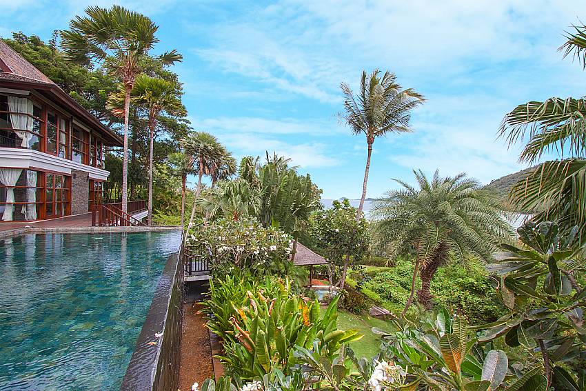 pool and private garden-Amaroo Villa_Pangka beach_Samui_Thailand