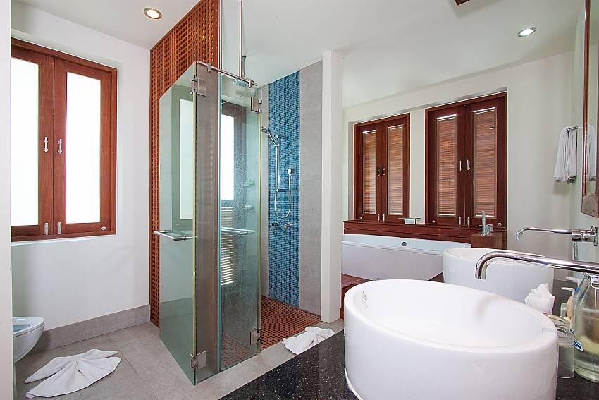 6. en-suite baht with tub in-Villa Alkira_Lipa Noi_Koh Samui_Thailand