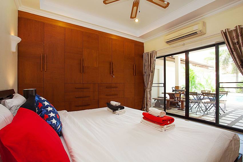 1. bedroom with king-size bed and pool access in Pratumnak Pattaya Thailand