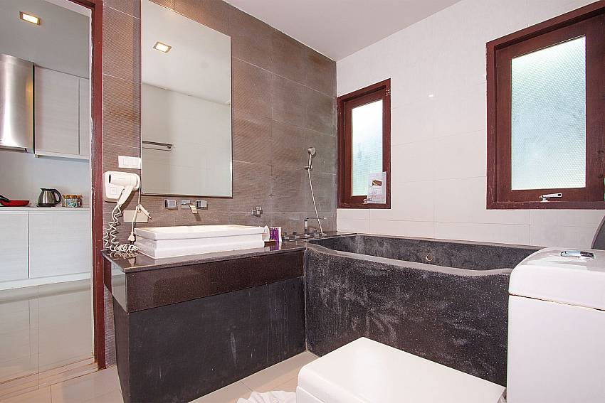 Modern en suite bathroom in Villa Hutton 101 Koh Samui Bophut