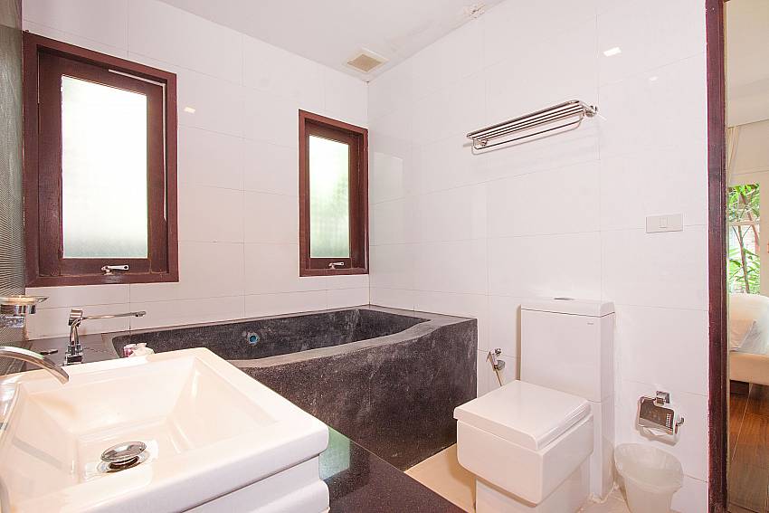 Modern en suite bathroom at Villa Hutton 102 Koh Samui Bophut 