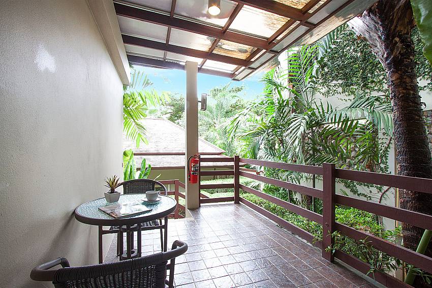 Terrace with coffee table at Villa Hutton 102 Samui Bophut