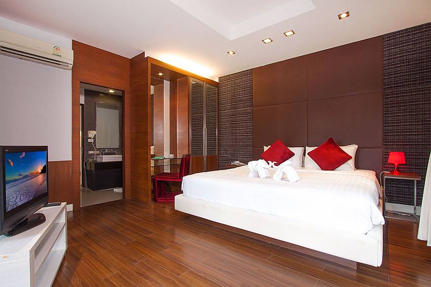 Double bedroom with en suite bath at Villa Hutton 103 Bophut Koh Samui