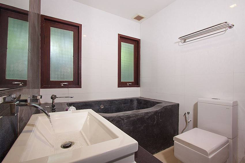 Stylish en suite bathroom at Villa Hutton 103 Samui Bo Phut