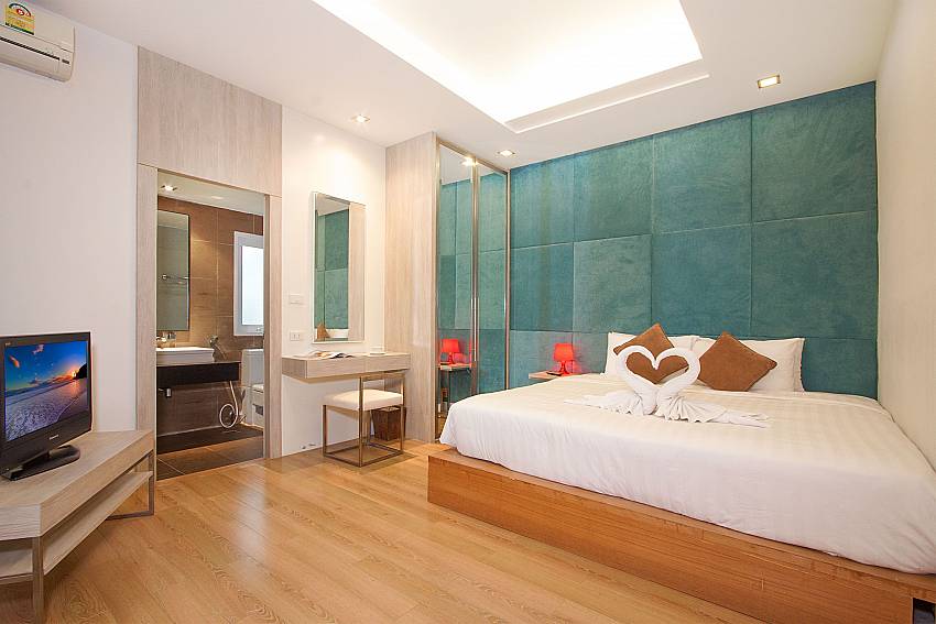 Guest bedroom with TV and double bed at Villa Hutton 201 Koh Samui  Bo Phut