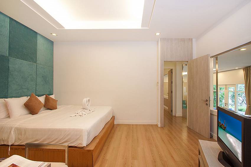2. bedroom with double bed and TV in Villa Hutton 201 Samui Bophut