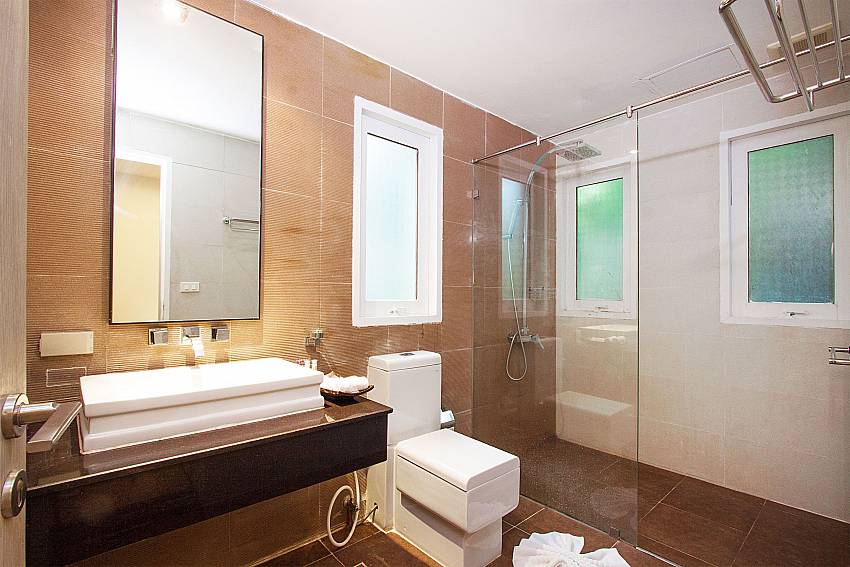 Modern guest bathroom in Villa Hutton 201 Bo Phut Koh Samui