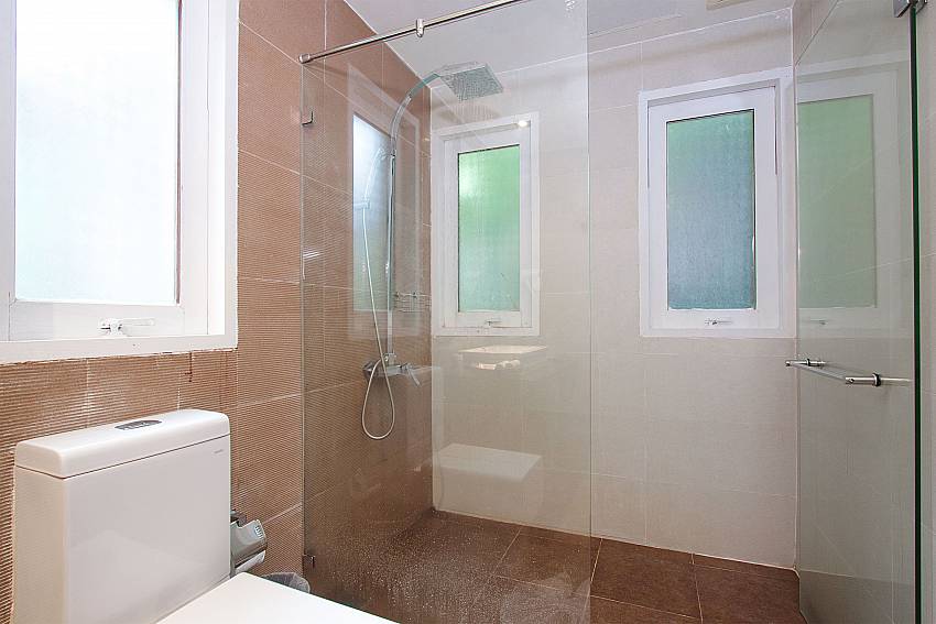 En suite guest bathroom at Villa Hutton 201 Koh Samui Bophut