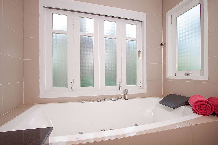 Bath tube in master bathroom at Villa Hutton 201 Bophut Samui