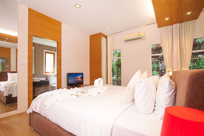 Bedroom with TV Villa Hutton 211 in Samui