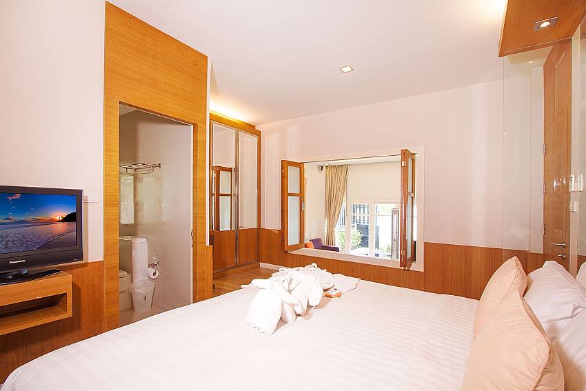 Bedroom with TV Villa Hutton 211 in Samui