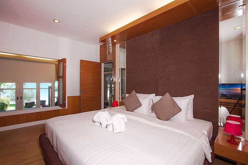 Bedroom with TV Villa Hutton 212 in Koh Samui