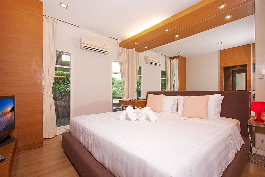 Bedroom with TV Villa Hutton 213 in Samui