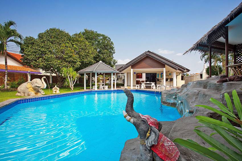 Pool & Villa_nai-mueang-yai_4-bed-villa_private-pool_central-pattaya_thailand