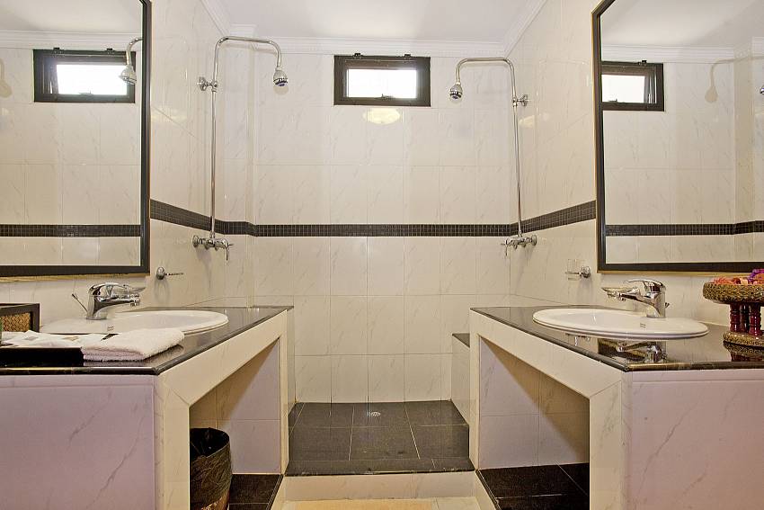 His and Hers Bathroom_nai-mueang-yai_4-bed-villa_private-pool_central-pattaya_thailand