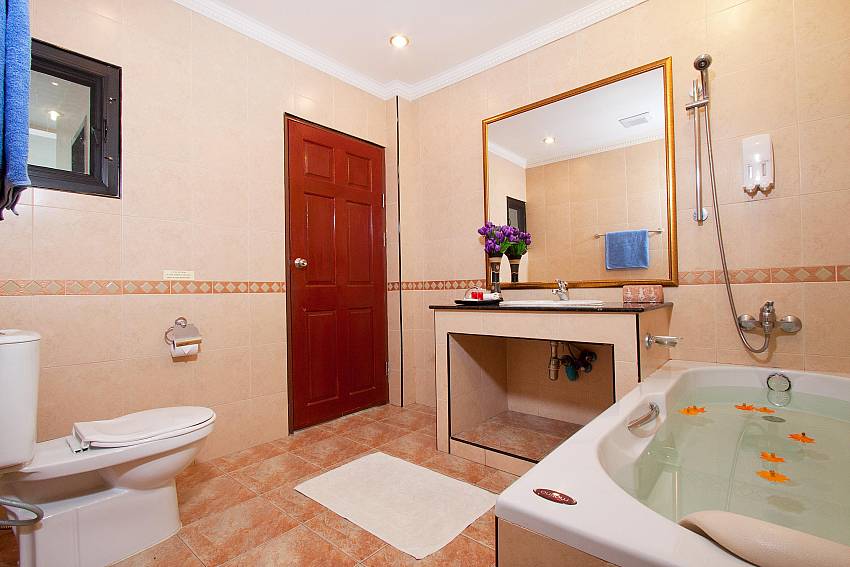 Western Style Toilets_nai-mueang-yai_4-bed-villa_private-pool_central-pattaya_thailand