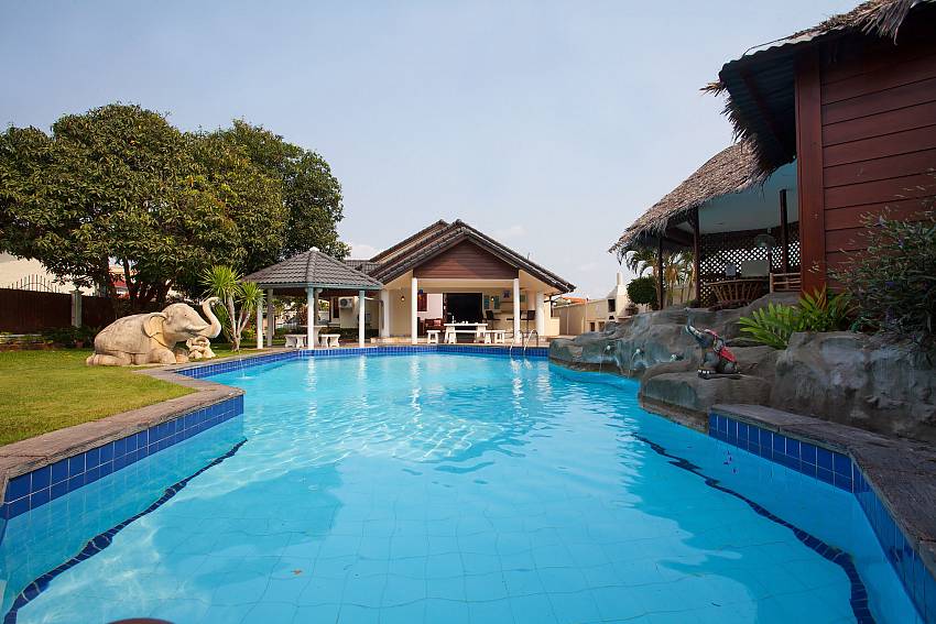 Gorgeous private pool at Nai Mueang Yai Central Pattaya
