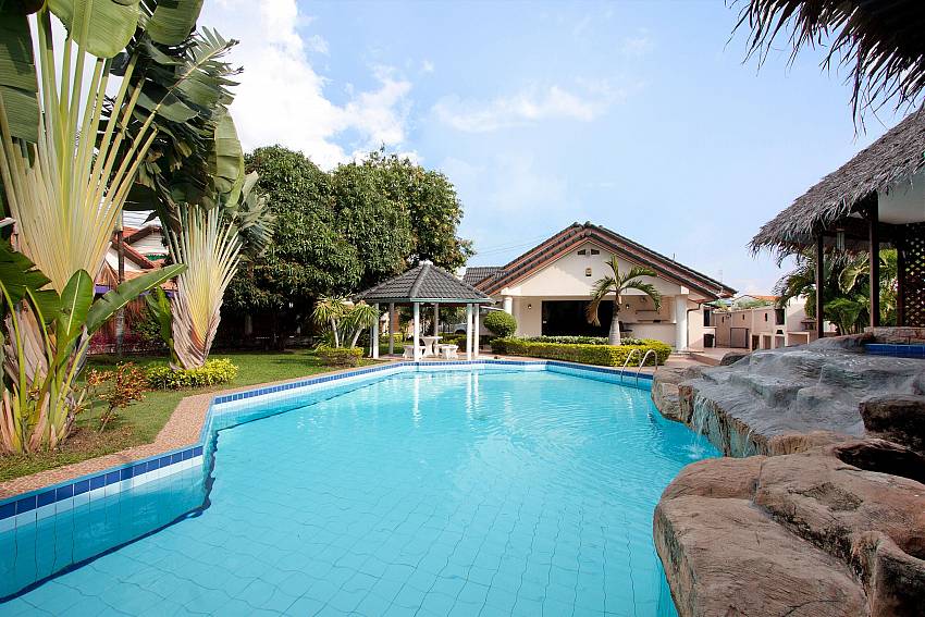 Huge private pool at Nai Mueang Yai in Pattaya