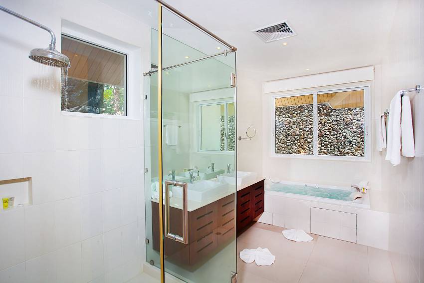 Luxury bathroom with tub at Villa Alangkarn Andaman South Phuket