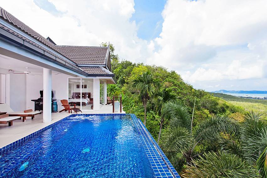 Complete privacy at the hillside Villa Alangkarn Andaman Phuket